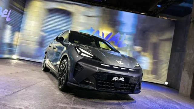 Má gigantický kufr a umí nabít i ledničku. Prohlédli jsme si novou Cupru Raval naživo