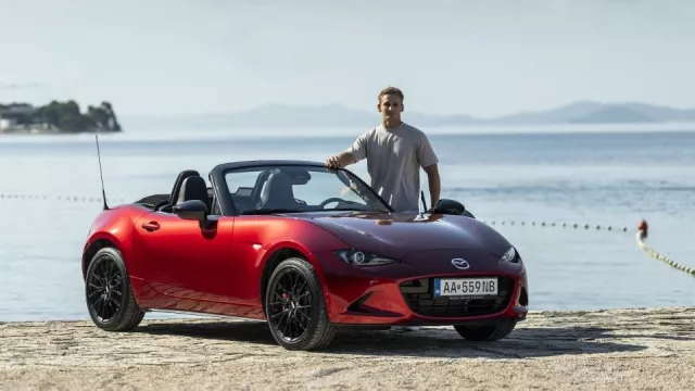 Mazda MX-5 slaví 35 let. Jako dárek dostala módní kabát, ale emise ji obraly o dvoulitr