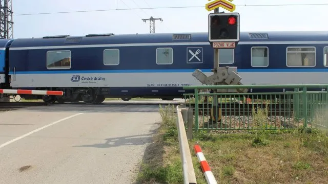 Když se zasknete na přejezdu, prorazte závoru, radí ministerstvo. Pak ale přijde přísný trest