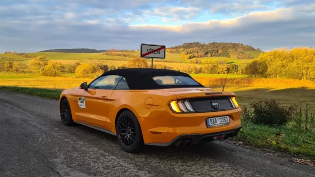 S osmiválcovým Fordem Mustang na rallye. Přišli jsme o první místo, protože jsme byli příliš rychlí