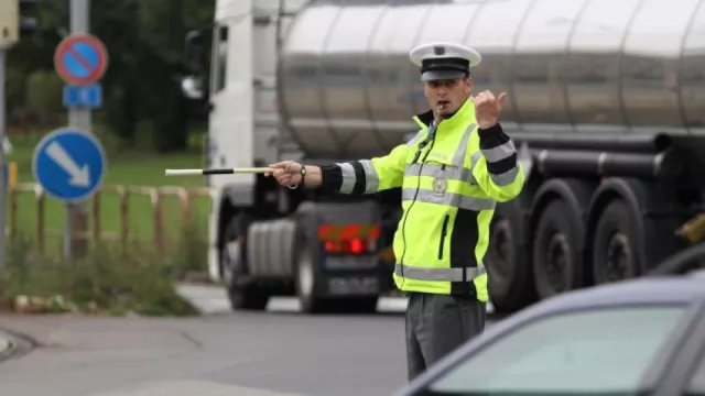 Opil se a hrál si na regulovčíka na rušné křižovatce. Brzy si ho ale odvedli skuteční policisté