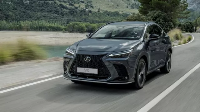 Lexus se s tím nemaže. Některé modely zdražil o víc než čtvrt milionu, jiné se ale dočkaly slev