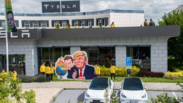 Ekologičtí aktivisté zablokovali pražskou pobočku Tesly. Vadí jim Musk, i když vyrábí elektromobily
