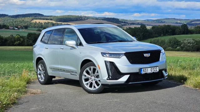 Všude kůže, hodně místa a velký benzinový motor. Cadillac XT6 nabízí luxus ze staré školy