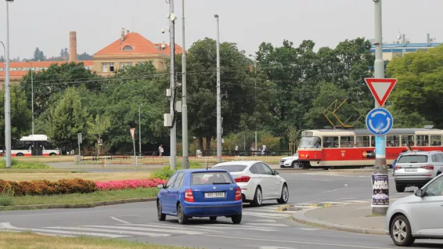 Kruhové objezdy s dvěma pruhy jsou bezpečnější, zjistila studie. Češi na nich ale neumějí jezdit