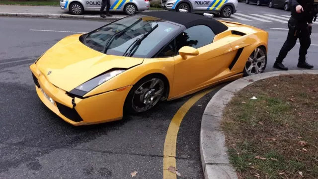 Zcela namol poničil Lambo. Utéct před policií se mu nepovedlo