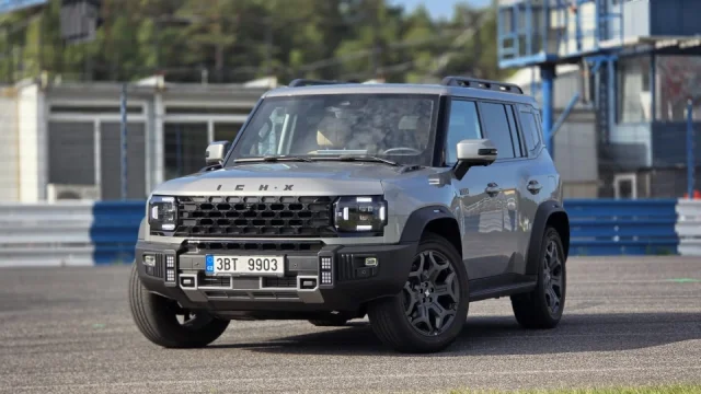 Defender pro normální lidi: Řídili jsme off-road za směšné peníze. Má čtyřkolku a pohon na LPG.