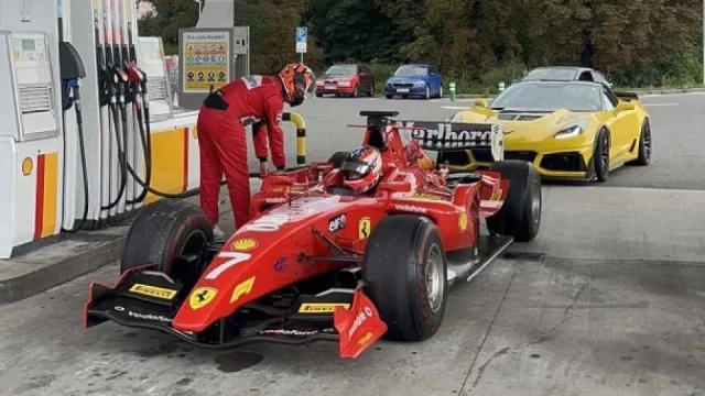 Jízda s formulí po dálnici se reálně nijak neliší od jízdy se starou Felicií bez STK nebo papírů