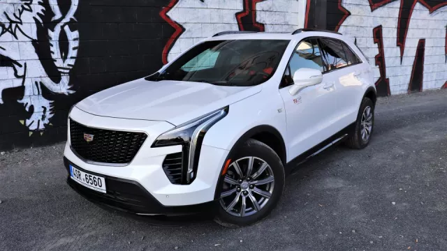 Startování přes klíček, místo zrcátka dioptrické brýle a omezené rádio. Testovali jsme Cadillac XT4