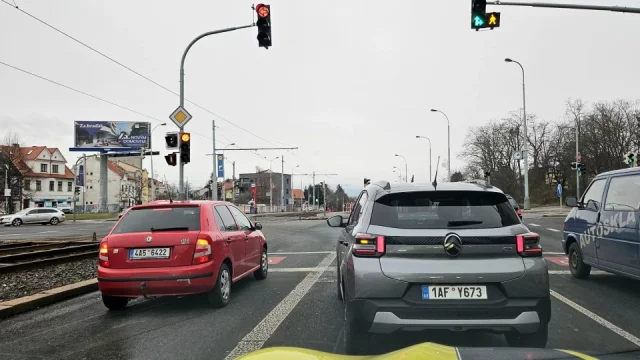 Řidiči se při odbočování dopouštějí přestupku. Ostatní tím zdržují a sebe vystavují zbytečné pokutě