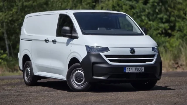 Čest práci. Základní Transporter s nejslabším dieselem si na nic nehraje. Dře a moc za to nechce
