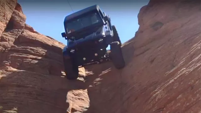 Extrém. Upravený Jeep sjel kolmou stěnu