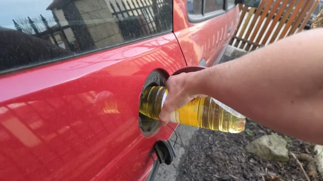 Řidiči místo nafty lijí do nádrže levnou náhradu. Koupíte ji v každém supermarketu