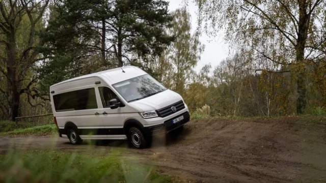 S Tiguanem se do bláta bát nemusíte. Na terénním polygonu se nezahanbil ani velký Crafter