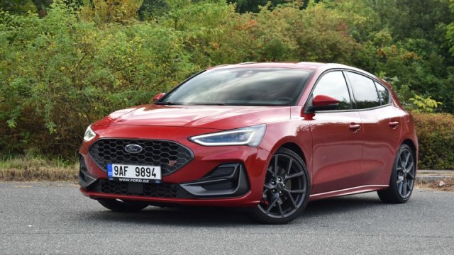 Test: Ford Focus ST je po modernizaci ještě šmrncovnější. Od asfaltu ho nedostanete ani kleštěmi