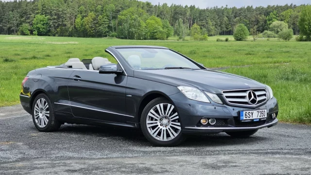 Ojetý Mercedes E je nejspolehlivější kabriolet, který můžete na léto mít. Je levnější než Dacie