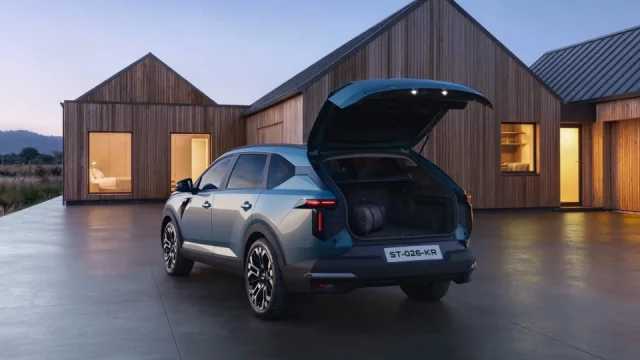 Týden v autech: Nová Dacia s velmi praktickým kufrem i nečekaná pokuta při předjíždění