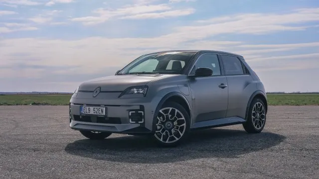Roztomilý, ale i použitelný. Renault 5 je takřka bezchybným městským autem