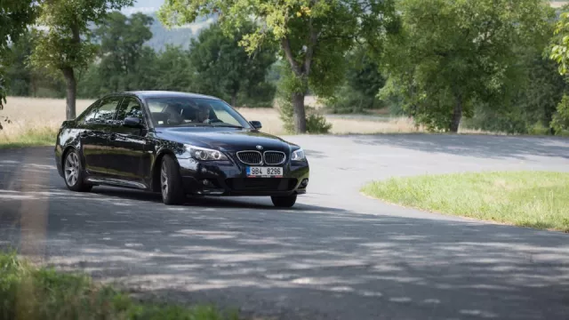 Upalující pohovka. Ojeté BMW 530i