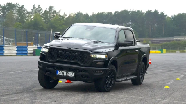 Místo legendárního osmiválce má jen šestiválec. I tak je RAM 1500 všestranný pick-up
