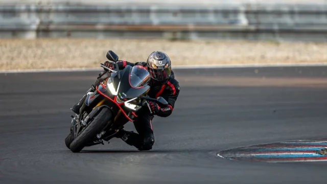 Nový povrch na brněnském okruhu je slast. Vyzkoušeli jsme ho na motorce Aprilia RS 660 v rámci A Day