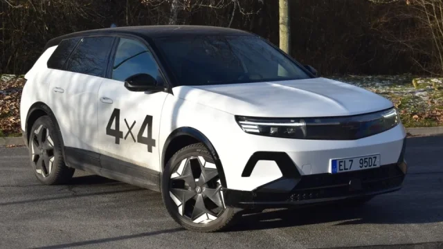 Elektrický Opel Grandland je nenápadný, ale estetický borec. Prohrává jen boj se spotřebou