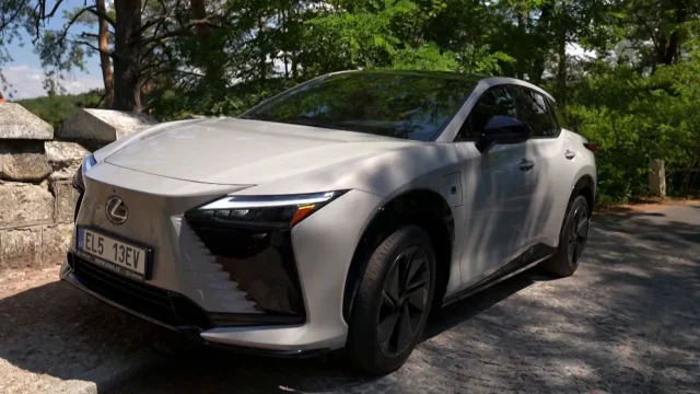Recenze Lexusu RZ 550e F Sport