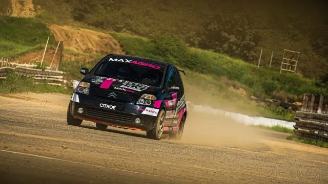 Nová tvář Autosalonu podporuje ženský motorsport. Holky zadarmo posadí za volant závodního auta