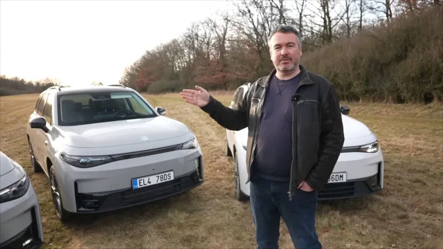Prostorné rodinné SUV má za 890 tisíc korun elektrický i spalovací motor. Dojezd ho proto netrápí