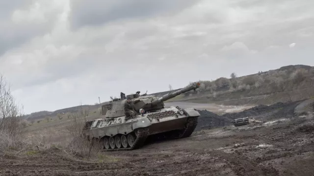 Řídili jsme tank Leopard 1. Váží přes 42 tun a má spotřebu 500 litrů nafty na sto kilometrů