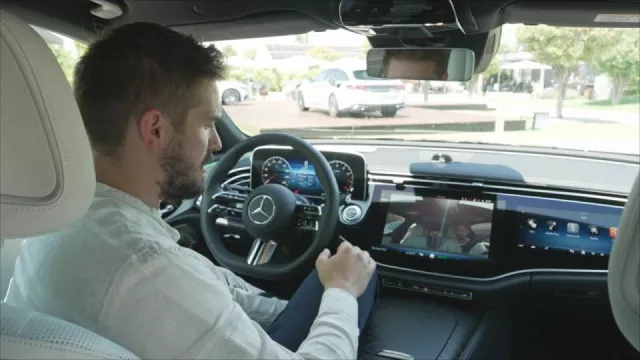 Pracovní poradu teď zvládnete za jízdy. Nový Mercedes E pro ni má aplikaci, nechybí mu ani TikTok