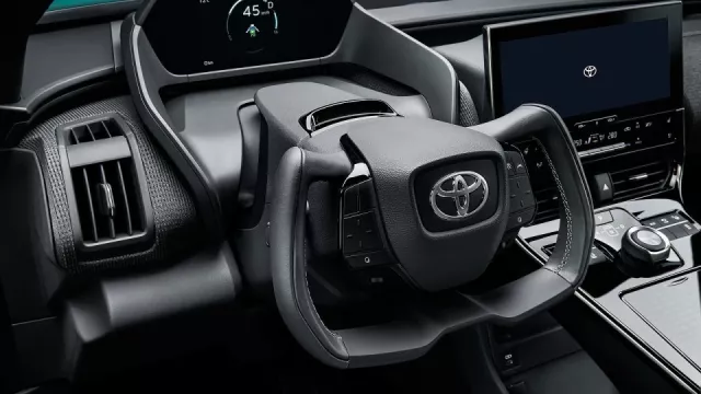 Toyota už má konečně svůj elektromobil. Do výbavy dostal unikátní virtuální řízení