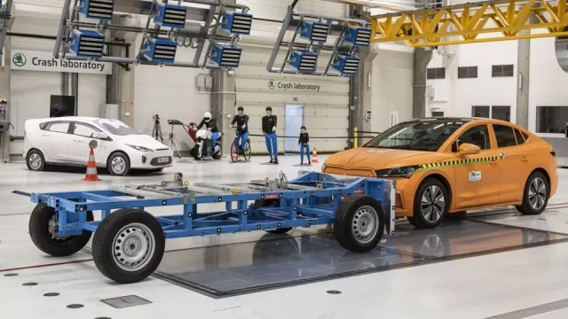 I kvůli elektromobilům si řidiči začínají častěji plést pedály. Reaguje na to i Euro NCAP