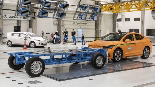 I kvůli elektromobilům si řidiči začínají častěji plést pedály. Reaguje na to i Euro NCAP