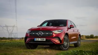 Mercedes-Benz GLC kupé dokazuje, že nafta s elektřinou si mohou rozumět