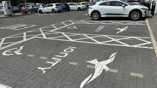 Vyhrazené místo pro handicapované u dobíječky