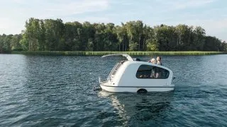Konečně to někoho napadlo. Německá firma představila karavan, který se umí proměnit na loď