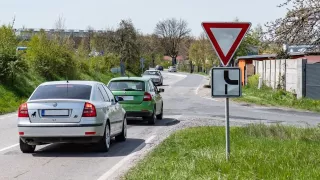 Řidiči by neměli věřit blinkrům. Pokud dojde k nehodě, jejich špatné použití není omluvou