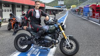 Vytáhl jsem BMW R12 NineT na závodní okruh. Bláznivý nápad dopadl až překvapivě dobře