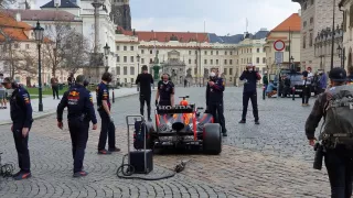 Formule 1 stáje Red Bull v Praze u Pražského hradu