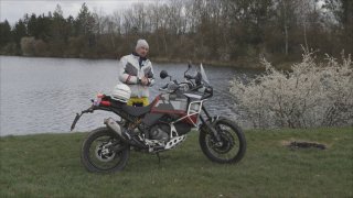 Když si chcete vyzkoušet, jaké je to na Dakaru. Lukáš Pešek je nadšený z nového stroje Ducati