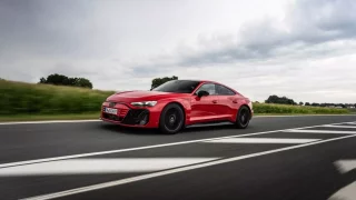 Základní Audi e-tron GT okouzlí i milovníky sporťáků. Působí jako supersport křížený s limuzínou
