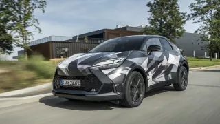 Toyota C-HR vypadá jako koncept, co unikl na silnice. Jezdí lepe než předchozí generace