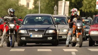 Konec věčným dohadům: Zjistili jsme, kdy motorkáři mohou v kolonách legálně předjíždět