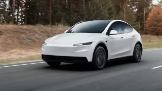 Tesla Model Y pod milion korun. V Česku se už prodává základní verze rodinného elektromobilu