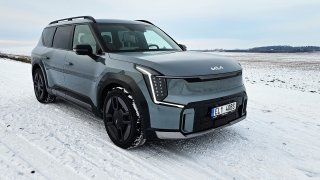 Kia EV9 je obr pro majitele solární elektrárny. Elektronických pomocníků má až moc