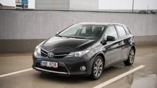 Toyota Auris Hybrid 8