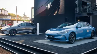 MG ukázalo nové elektromobily, které si odpůrce baterií namažou na chleba. Doprovodil je Jozef Kabaň