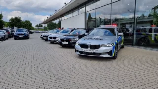 Policejní auta umí něco, co řidiči často netuší. V bezpečí nejsou ani v protisměru