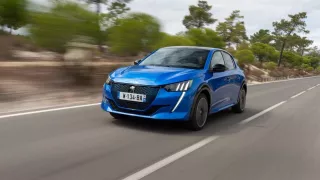 Peugeot 208 GT je francouzská drobotina, která ukazuje, že malá auta to nebalí